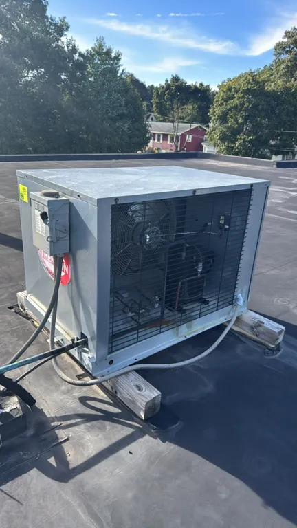 2014 Trenton TEHA035E6-HT3B-B rooftop condensing unit. Features a Copeland CS20K6E-TF5-256 compressor (S/N: 14AAW618M), condenser fan, protective wire