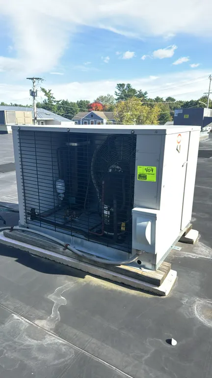 Trenton TEZA030H8-HT3D-B outdoor air-cooled condensing unit. Features a Copeland ZS21KAE-TF5-118 scroll compressor (S/N: 20KD2946L). Designed for walk