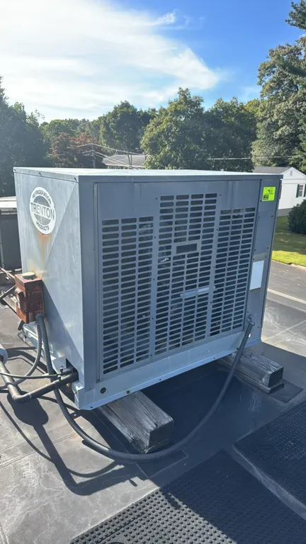Trenton TEA076H8-HT3A-BA rooftop air-cooled condensing unit. Features a 2004 Copeland 7.5 HP semi-hermetic compressor (Model 2DA3-075ETFC200) and outd