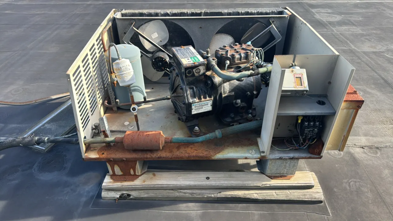 Heatcraft rooftop condensing unit. Equipped with a 1992 Copeland Copelametic 2 HP compressor (Model: ERC1-0200-TAC-214, S/N: 92E04503), dual condenser
