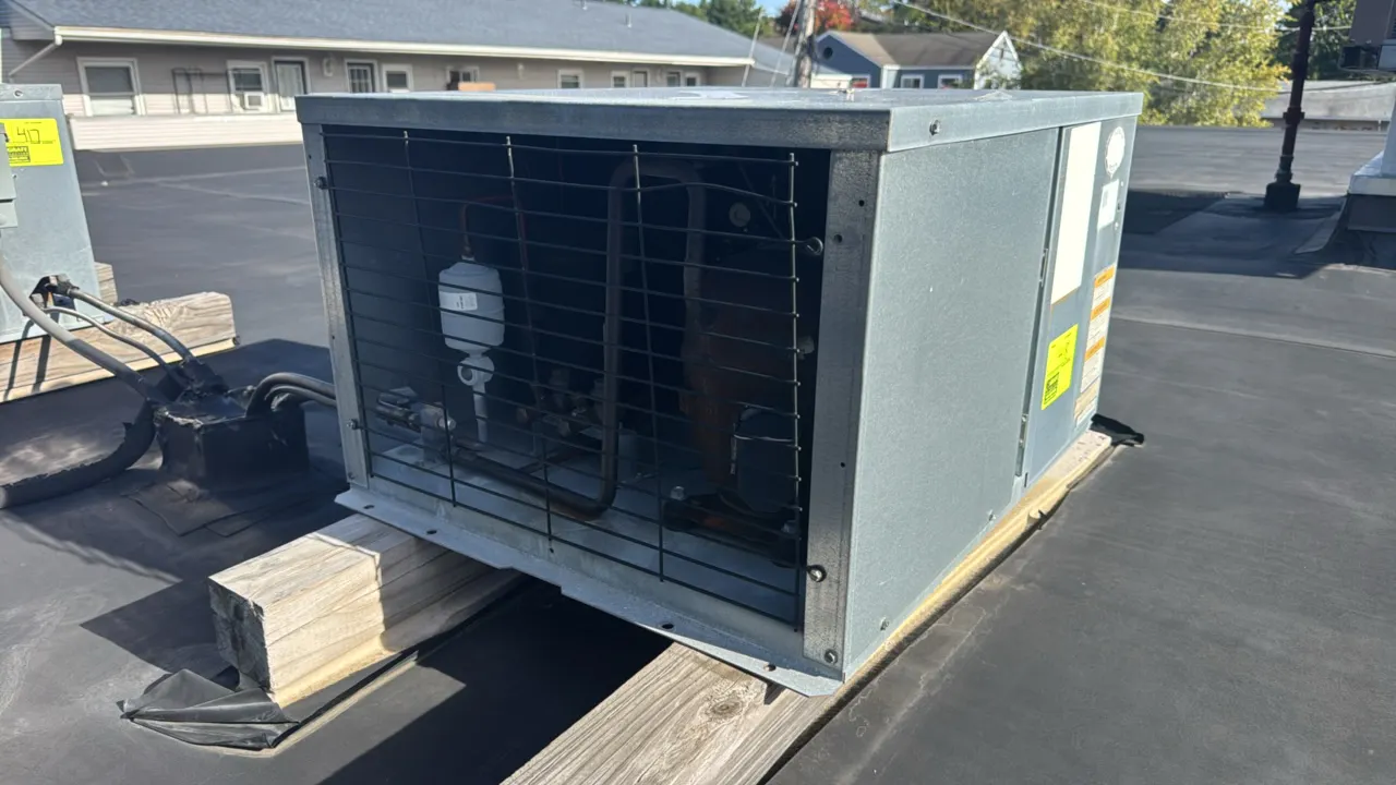 Trenton rooftop condensing unit featuring a 2014 Copeland RST70C1E-TA5-202 compressor (S/N: 14B00274E). Includes an attached Square D safety disconnec
