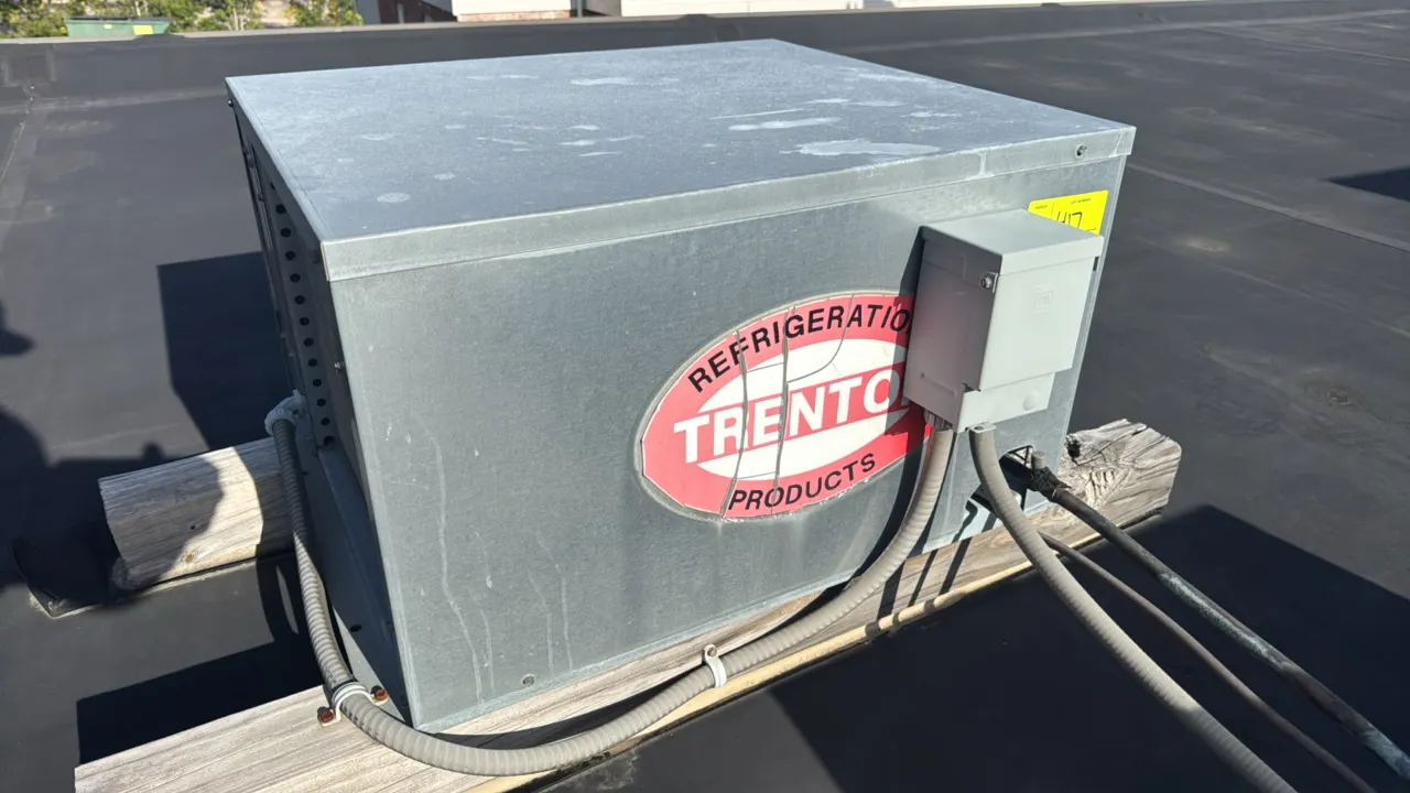 Trenton TEHA006E6-HS2B-B rooftop condensing unit. Equipped with a 2014 Copeland RST45C1E-CAV-202 compressor, condenser fan, and liquid receiver. Compr