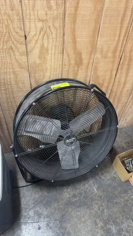Comfort Zone CZMC24 24" high velocity drum fan. Features a 3-blade metal propeller, front and rear wire safety grilles, and an integrated transport ha