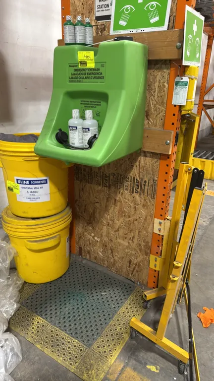Honeywell Fendall Porta Stream II emergency eyewash station. Includes drainage floor mat with yellow safety border, eye wash signage, and solution bot