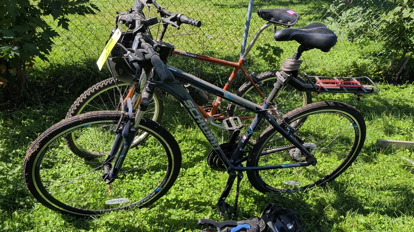 Schwinn Trailway S5984TGF and Huffy Dynamo bicycles with accessories. Includes Schwinn 700c men's hybrid bicycle with front suspension and rear cargo