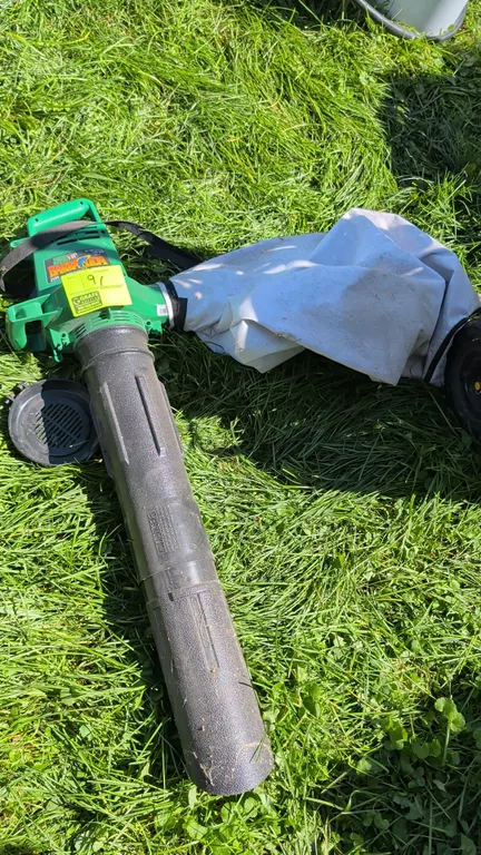 Weed Eater Barracuda 2595 electric blower and mulching vacuum. Features vacuum tube, collection bag, and shoulder strap. Rated up to 195 MPH air speed