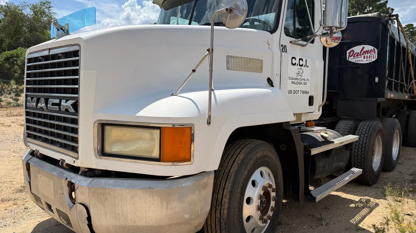 2000 MACK CH613 TANDEM AXLE DAY CAB TRUCK TRACTOR VIN: 1M1AA13Y4YW117517