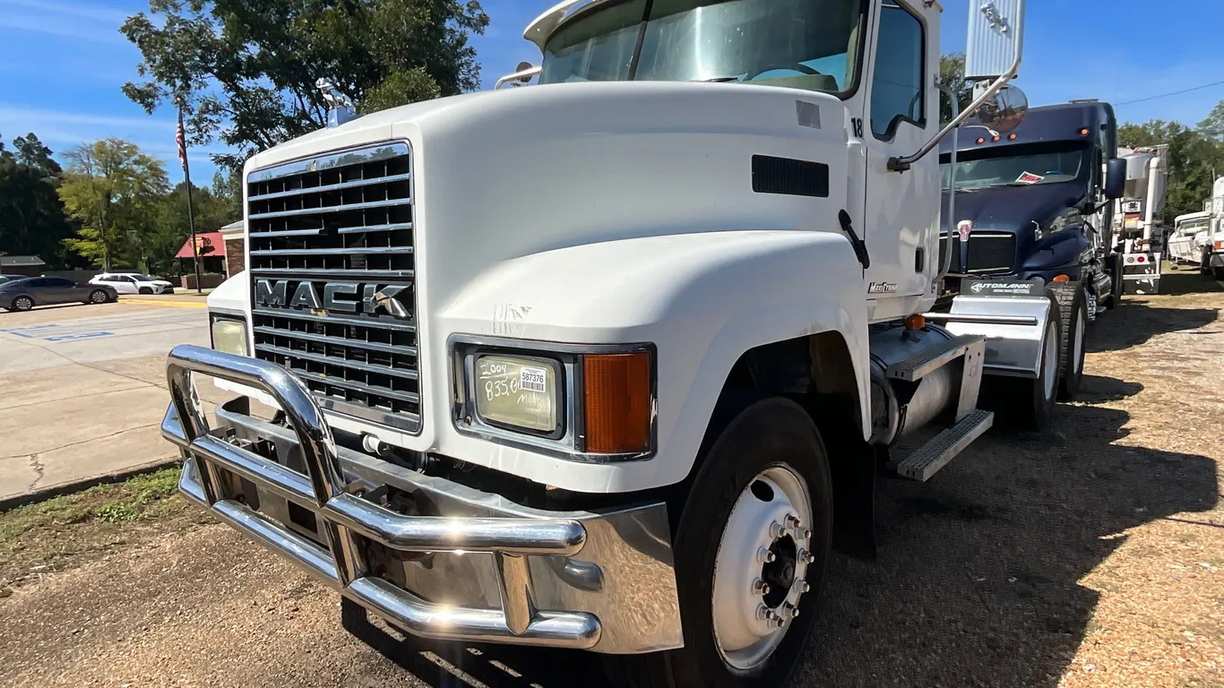2004 MACK CH613 TANDEM AXLE DAY CAB TRUCK TRACTOR VIN: 1M1AA13Y54N157430