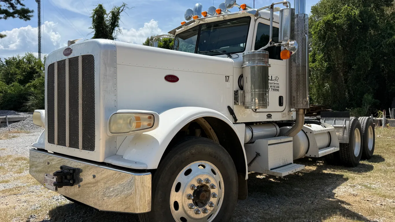 2009 PETERBILT 389 TANDEM AXLE DAY CAB TRUCK TRACTOR VIN: 1XPXD40X19D774611