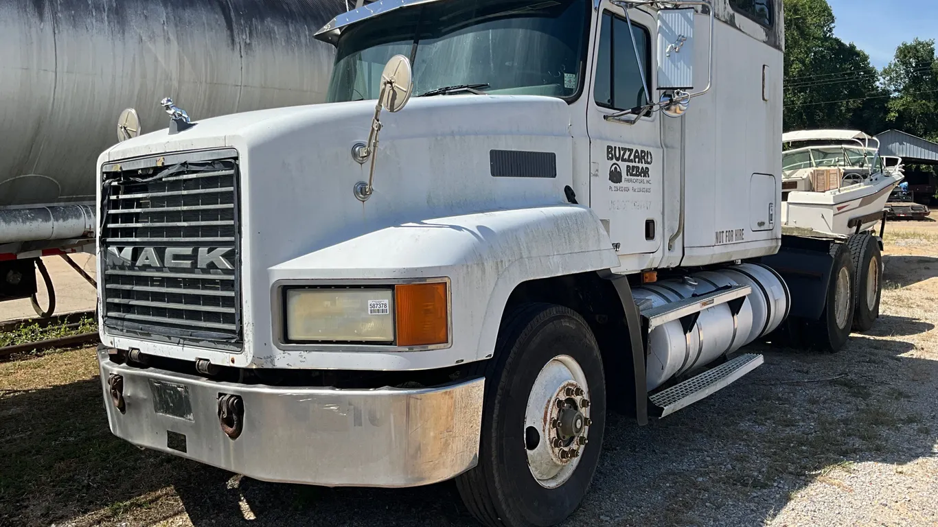 2000 MACK CH613 TANDEM AXLE TRUCK TRACTOR VIN: 1M1AA18Y4YW127487
