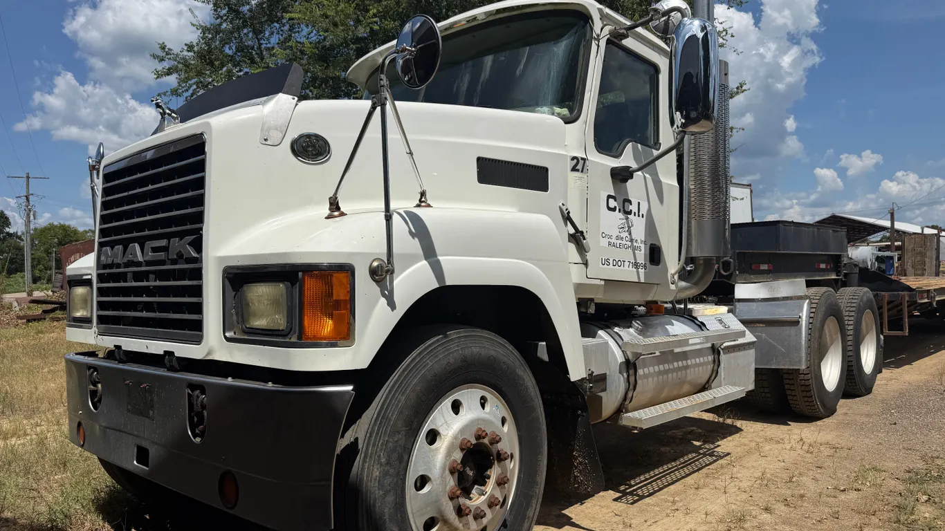 2007 MACK CHN TANDEM AXLE DAY CAB TRUCK TRACTOR VIN: 1M1AJ07Y17N011471
