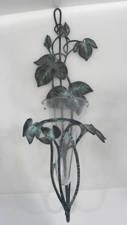 METAL AND GLASS WALL SCONCE