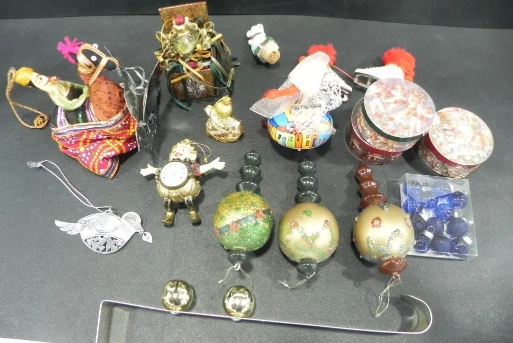 ASSORTED MINIATURE CHRISTMAS DECORATIVES