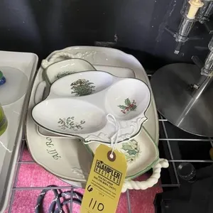ASSORTED CHRISTMAS SERVING DISHES