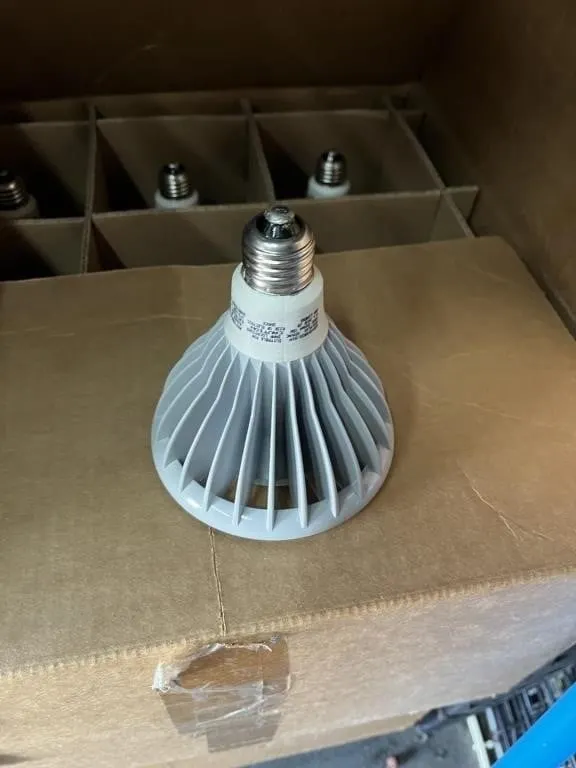 LED FLOOD LAMPS - 18 WATT / 120V / 3000K DIMMABLE