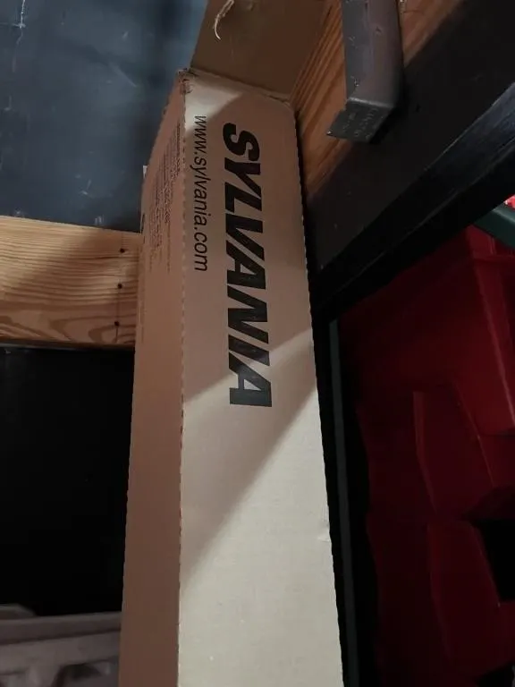 BOX SYLVANIA 8' LIGHT BULBS