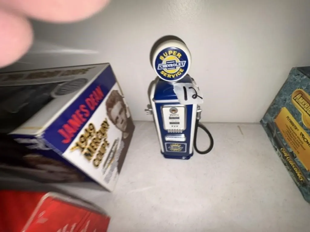 CHEVROLET SUPER SERVICE GAS PUMP
