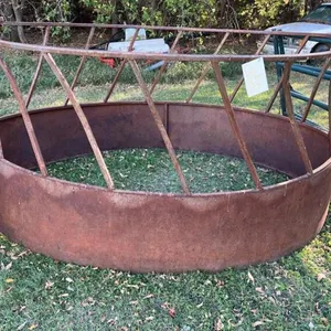 Skirted rnd bale feed ring