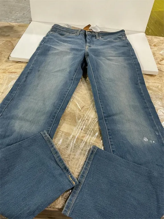 Levis 314 Shaping Straight Jeans Size 28x32