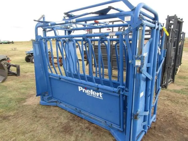 Priefert Cattle Squeeze Chute
