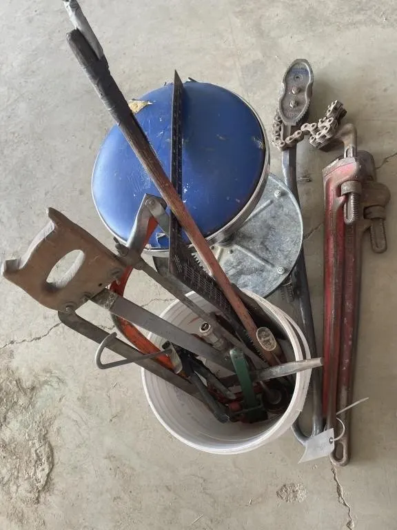 Garage Chair On Wheels, 1 1/2-8" Pipe Wrench,