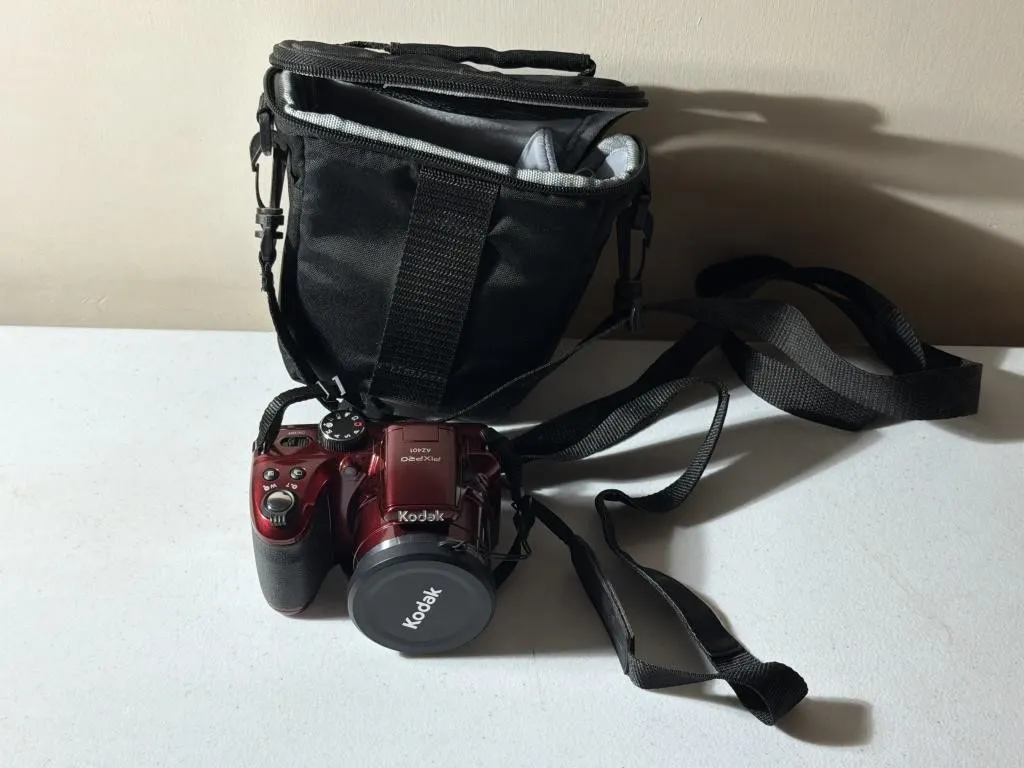 Kodak Pixpro AZ401 Digital Camera with Bag