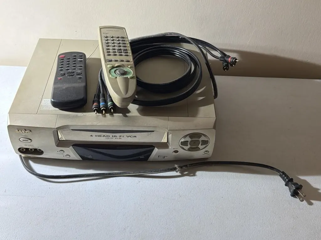 Sanyo VCR with remote