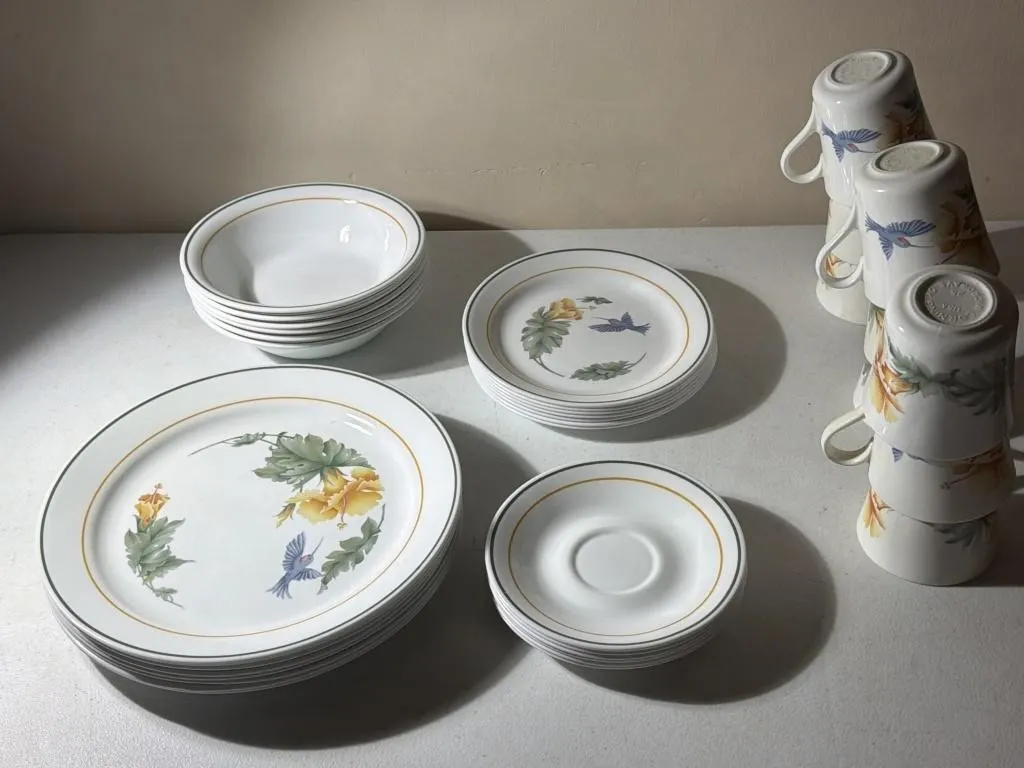 Hummingbird pattern by Corning Corelle- 8 Plates,