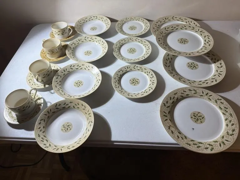 Holly & Berries Dinner Set- 4- 10.5 Inch Plates,