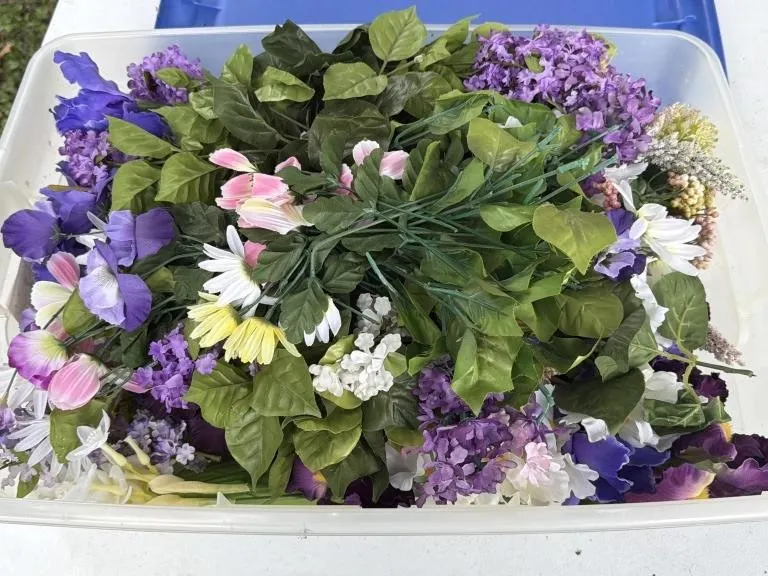28 Qt Tote with Faux Flowers