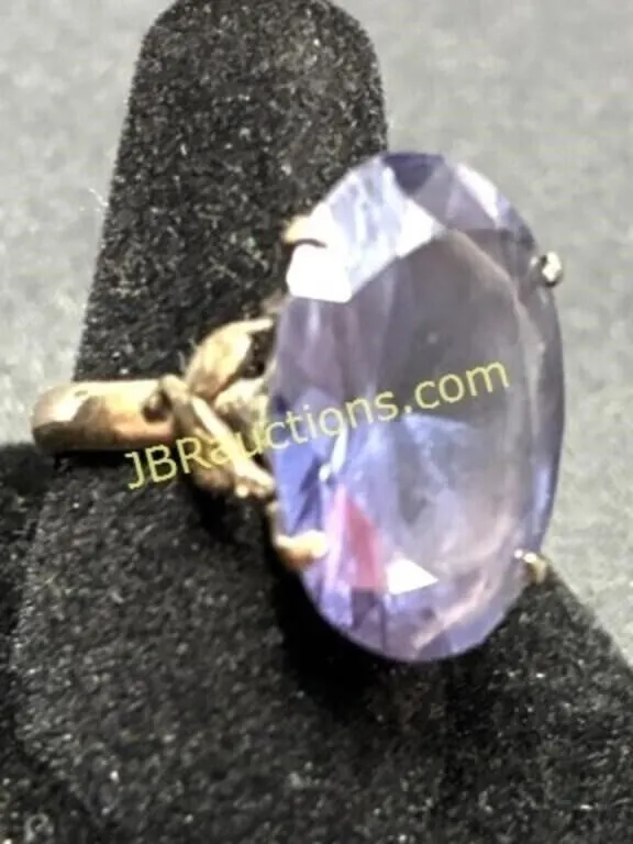 18K GOLD AND AMETHYSIST RING - TW SHOWN IN PICS
