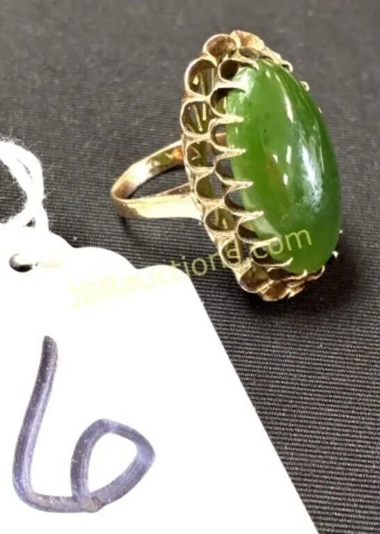 18K GOLD AND GREEN RING - TW SHOWN IN PICTURES
