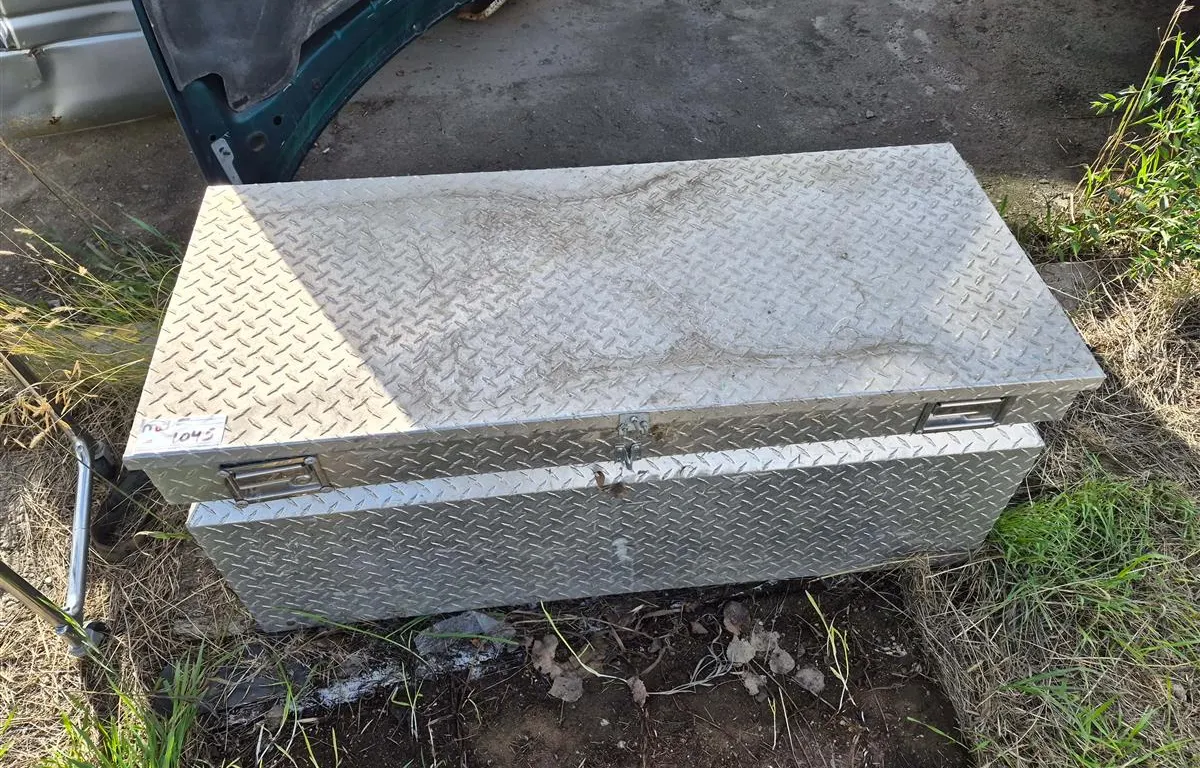 Aluminum Diamond Plate Truck Toolbox w/ Parts
UNRESERVED