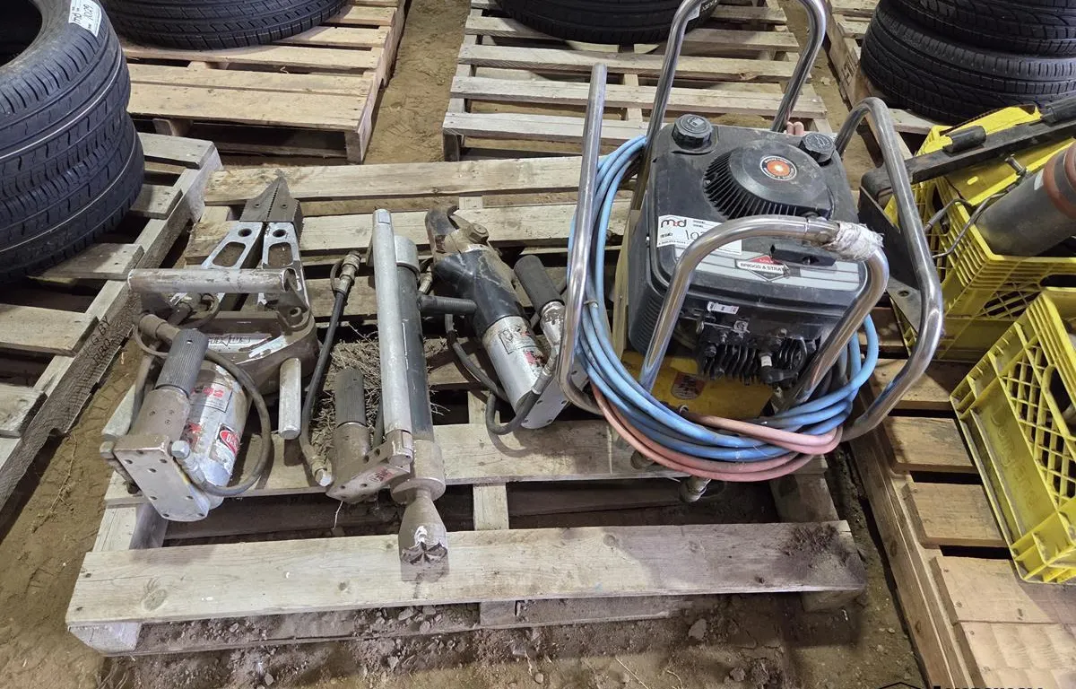 Briggs & Stratton Hydraulic Power Pack w/ Amkus Jaws of Life, Spreader & Hydraulic Ram
UNRESERVED
