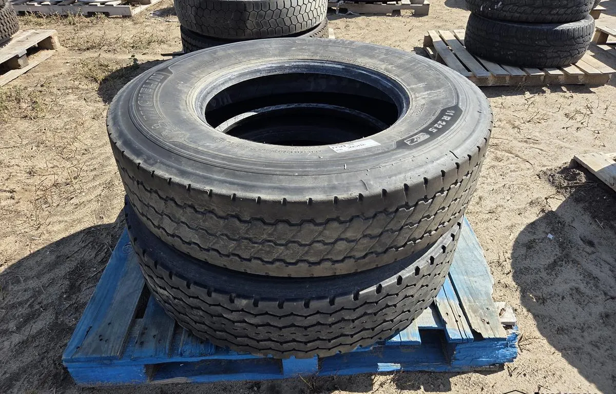 Michelin X Line Energy Z 11R22.5 Tire & Yokohama 285/75R24.5 Tire
UNRESERVED