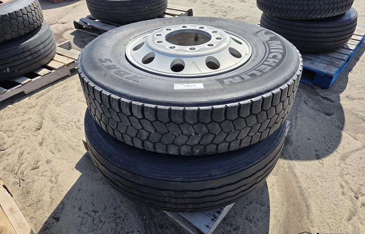 Michelin XDA5 11R22.5 Tire on Rim & Goodrich 11R22.5 Tire on Rim
UNRESERVED