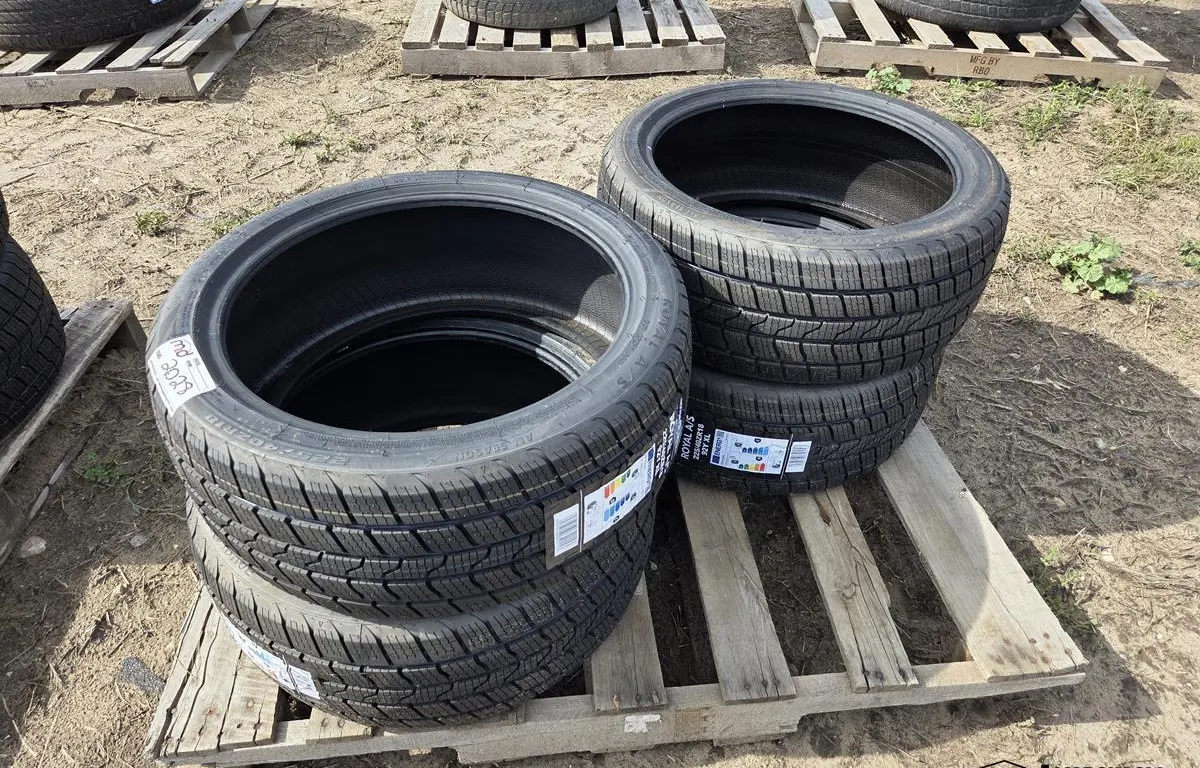 (4) Royal A/S 225/40ZR18 Tires
UNRESERVED
