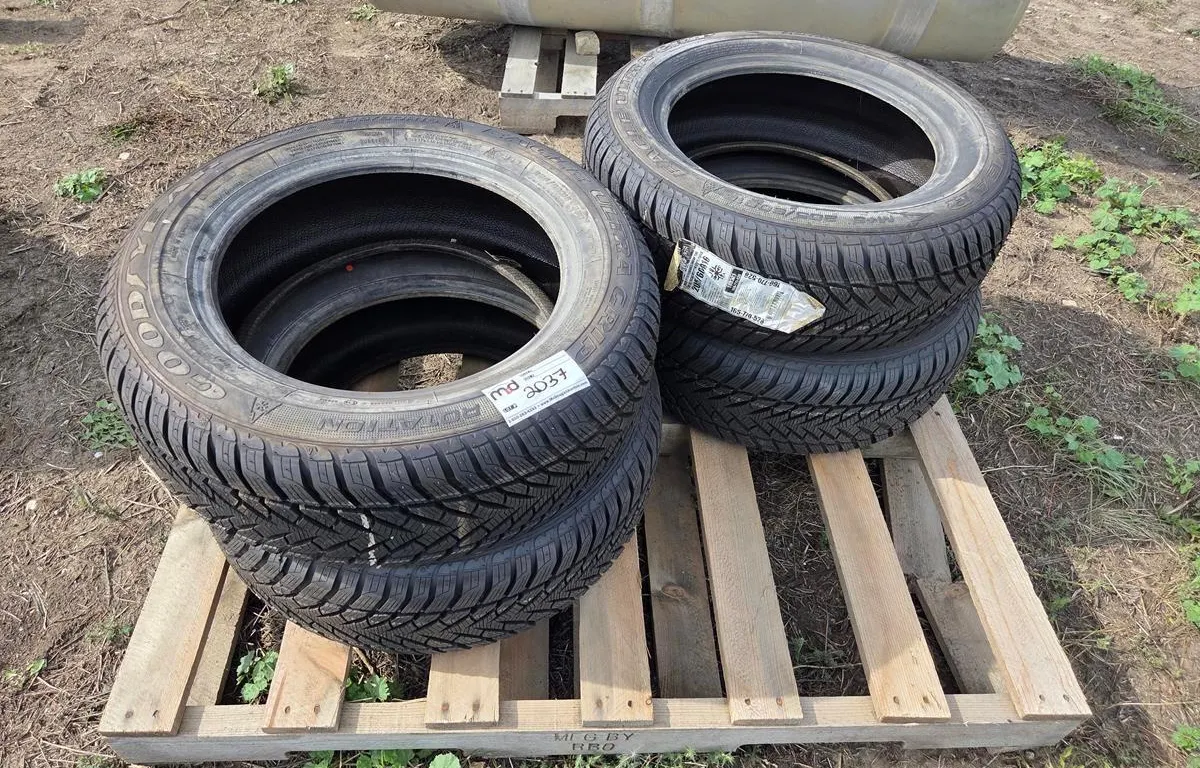 (4) Goodyear 205/60R16 Tires
UNRESERVED
