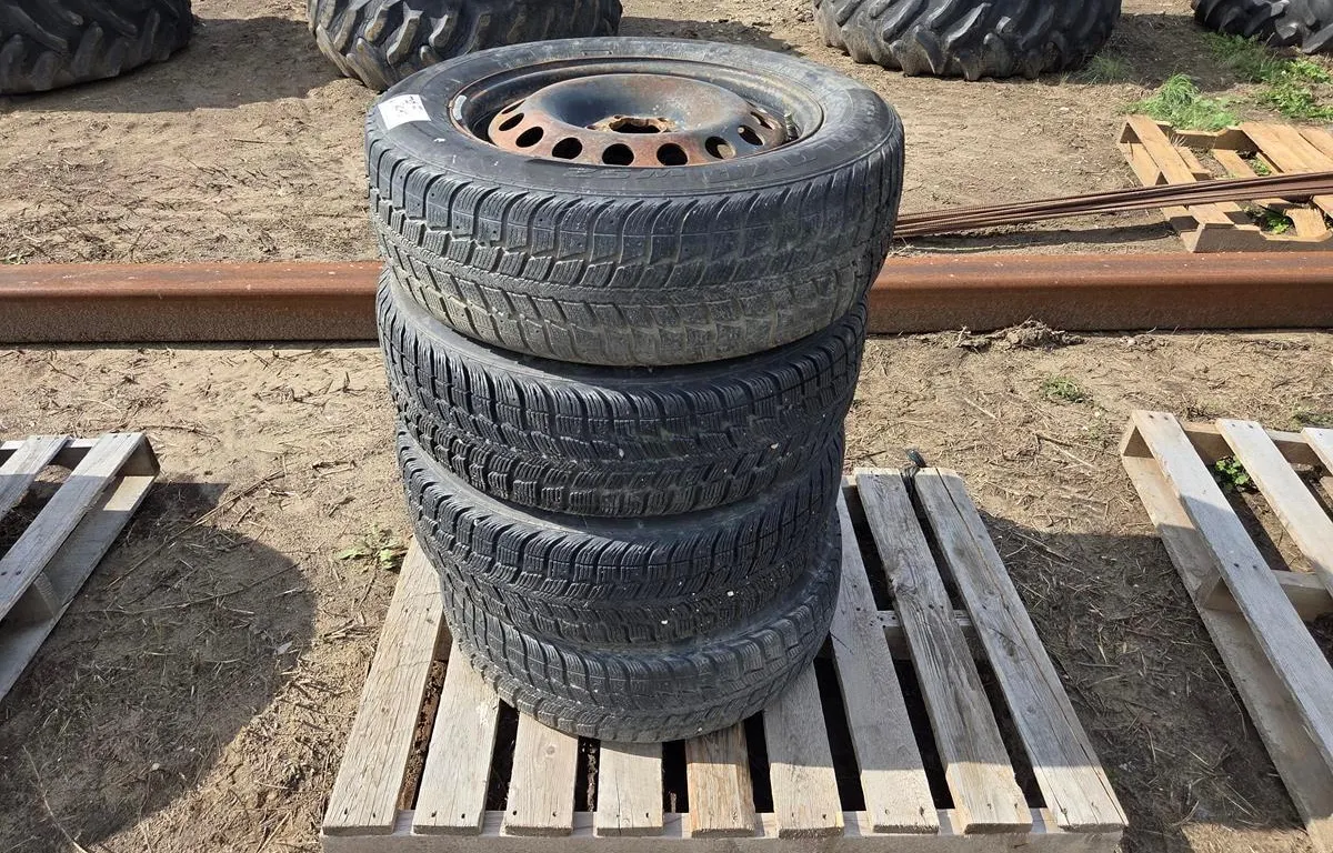 (4) Imperial WS2 225/60R17 Winter Tires
UNRESERVED