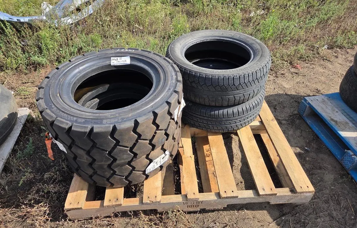 (2) 28X9-15 T-900 Industrial Tires w/ (2) Assorted Tires
UNRESERVED