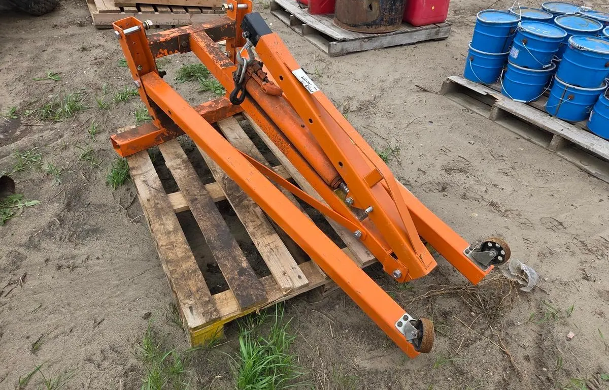 Hydraulic Floor Crane
UNRESERVED