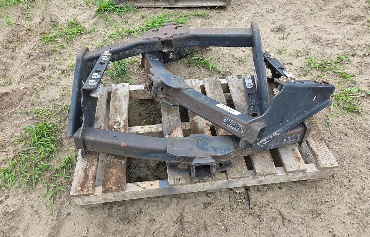 (3) Receiver Hitches
UNRESERVED