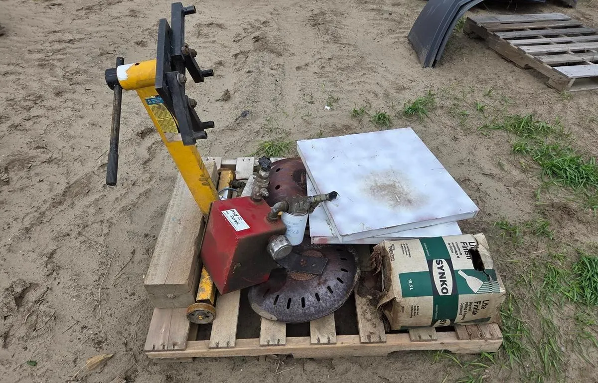 Engine Lift Stand, Hydraulic Reservoir Tank & More
UNRESERVED