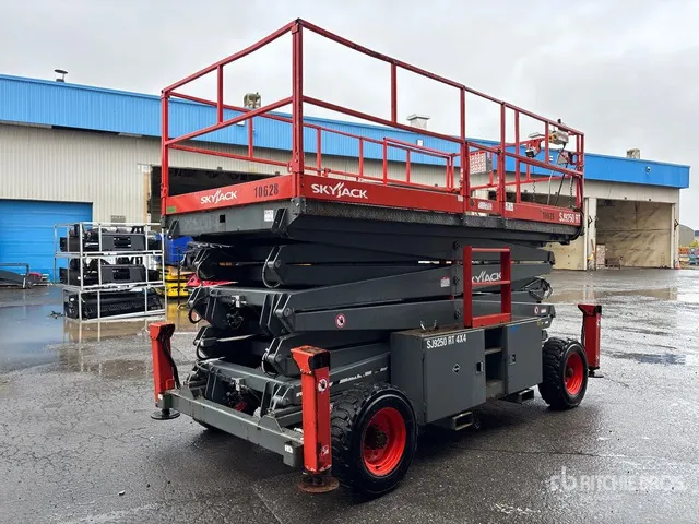 2018 Skyjack SJ9250 RT 4x4 Dual Fuel Scissor Lift