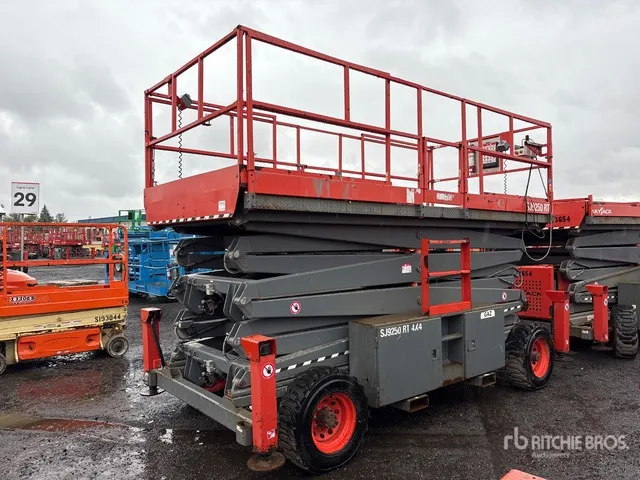 2018 Skyjack SJ9250 RT 4x4 Dual Fuel Scissor Lift