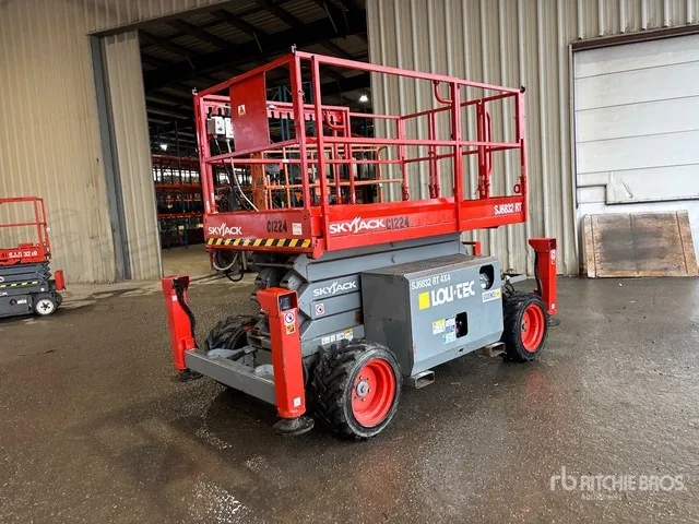 2018 Skyjack SJ6832 RT E/P 4x4 Dual Fuel Scissor Lift