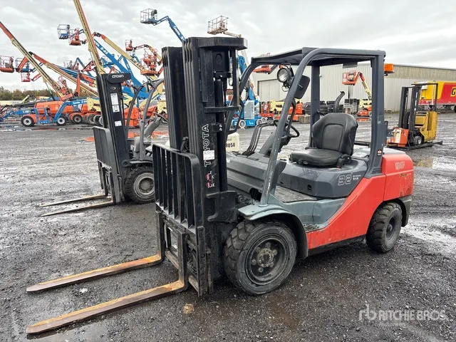 2013 Toyota 8FGU32 6500 lb Pneumatic Tire Forklift
