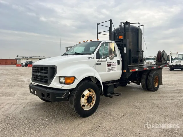 2000 Ford F-650 4x2 Flatbed Truck