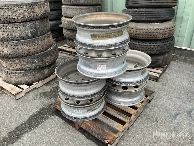 Quantity of (6) Aluminum 24.5 in Wheels