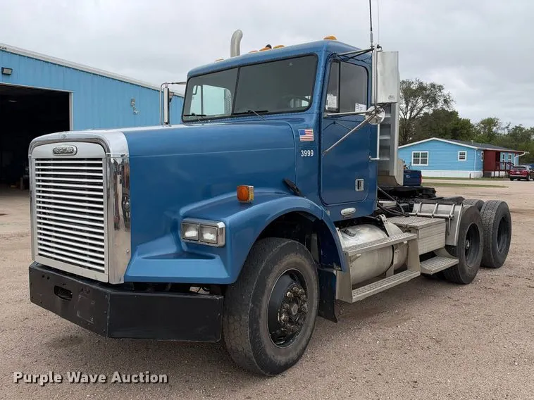 1999 Freightliner FLD semi truck